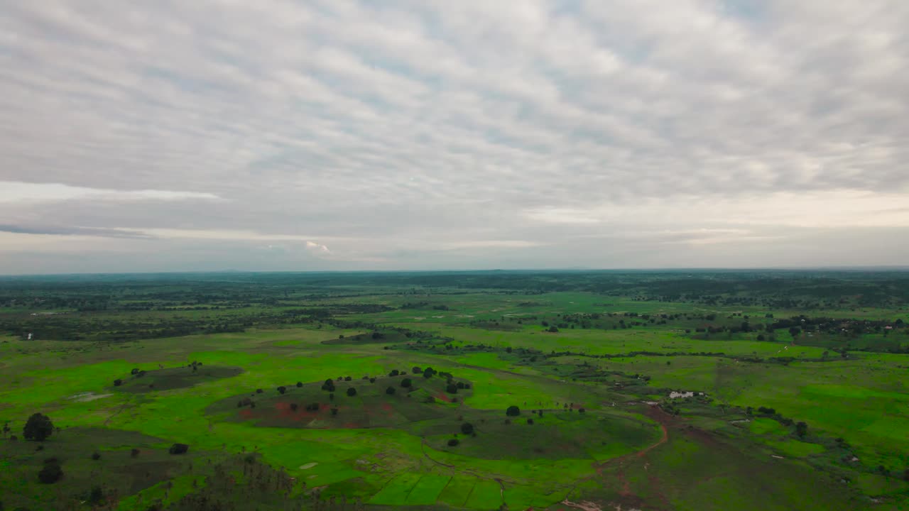 paisaje de las granjas y la carretera en la ciudad de tanga en tanzania