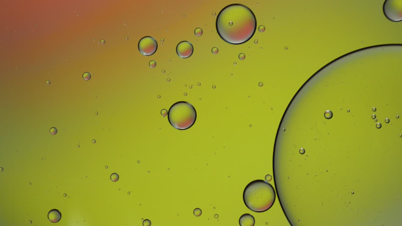 artístico colorido de gota de aceite flotando en el agua.