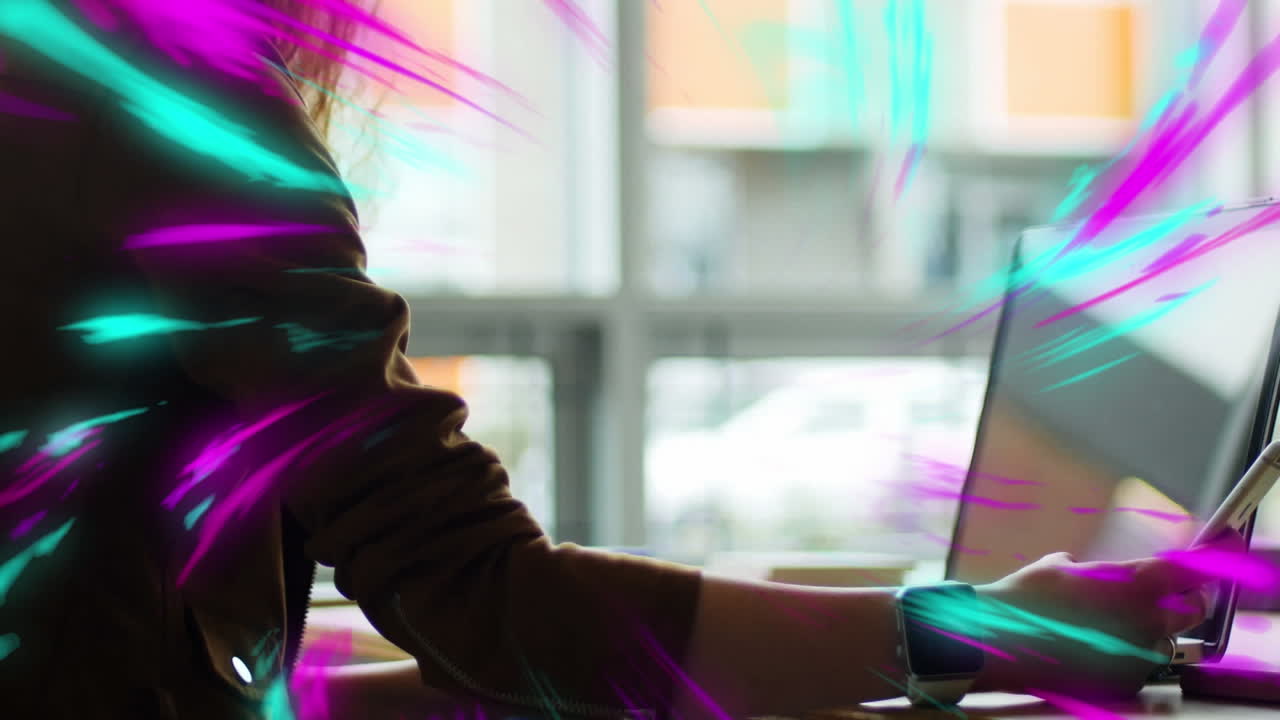 animación de rastros de luz coloridos sobre una mujer de negocios en la oficina