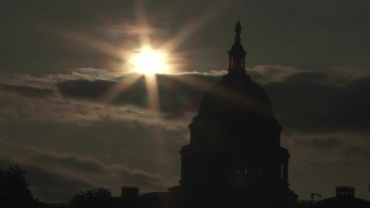 un lapso de tiempo de nubes moviéndose detrás del edificio del capitolio en washington dc