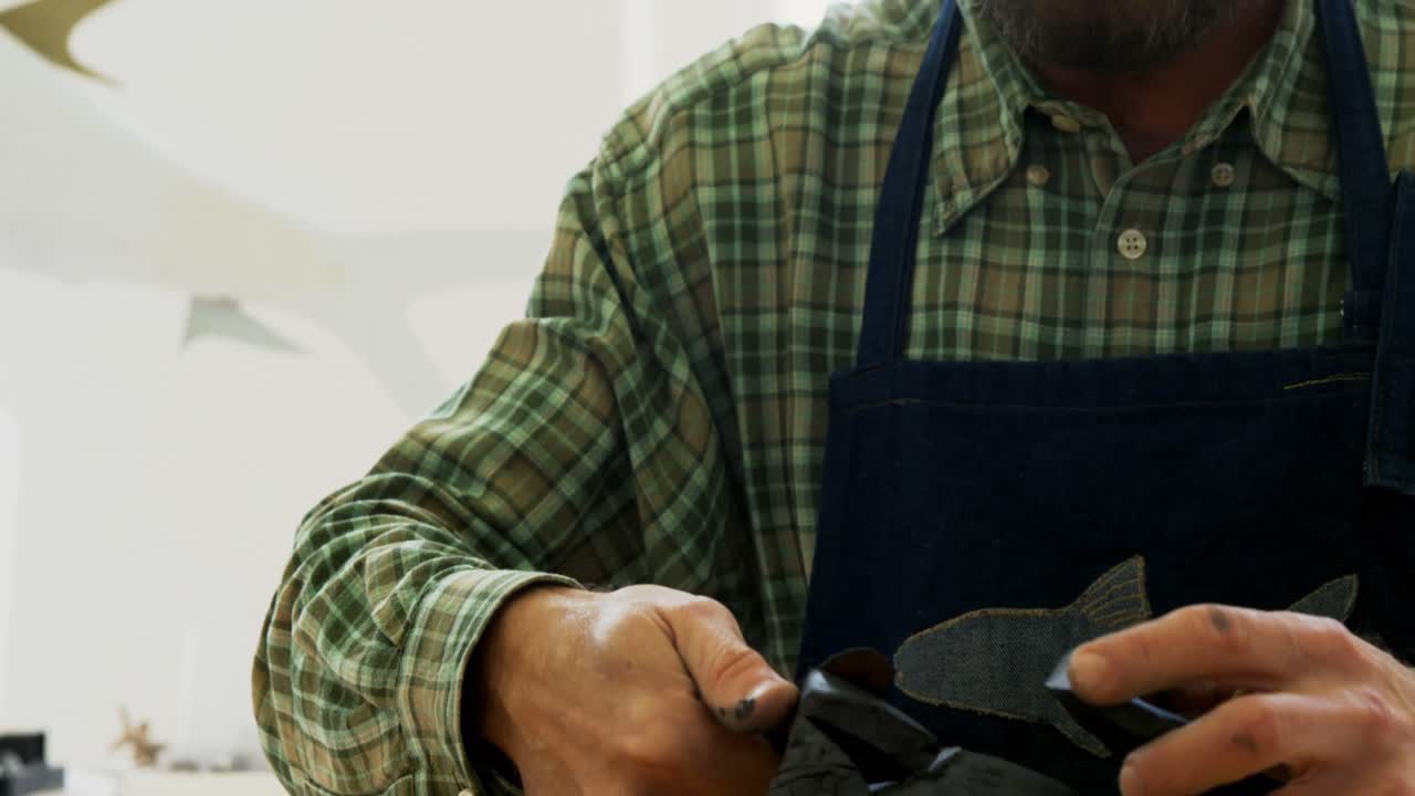 artesano trabajando en una escultura de arcilla 4k
