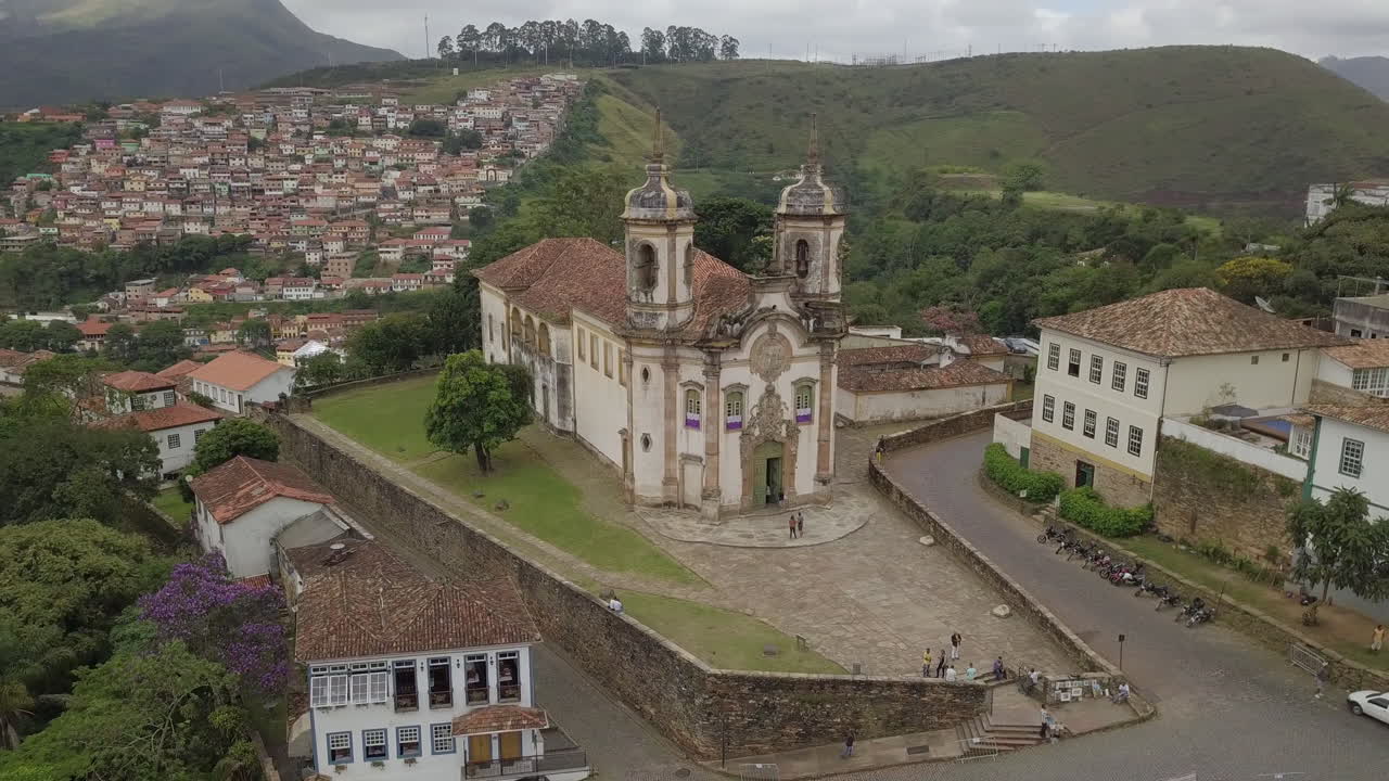 destacando la impresionante arquitectura de la iglesia de são francisco, situada en el corazón de esta zona rica en oro, rodeada de un bosque verde y exuberante dentro del vibrante centro comercial de oro preto.
