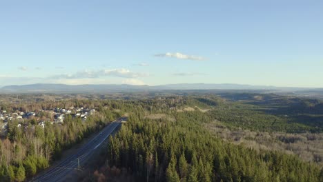 Una-Toma-Aérea-De-Un-Dron-De-La-Autopista-De-Las-Estribaciones-En-El-área-De-Hart-De-Prince-George,-Columbia-Británica-Durante-Los-Meses-De-Verano,-Ascendiendo-Lentamente-Hacia-El-Cielo