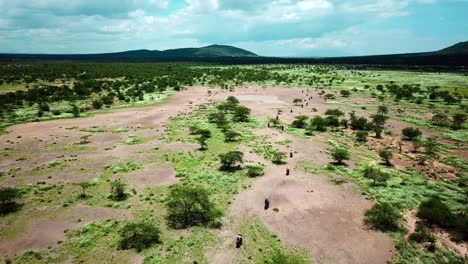 grupo de motociclistas que viajan en el paisaje panorámico al lago magadi, kenia, áfrica