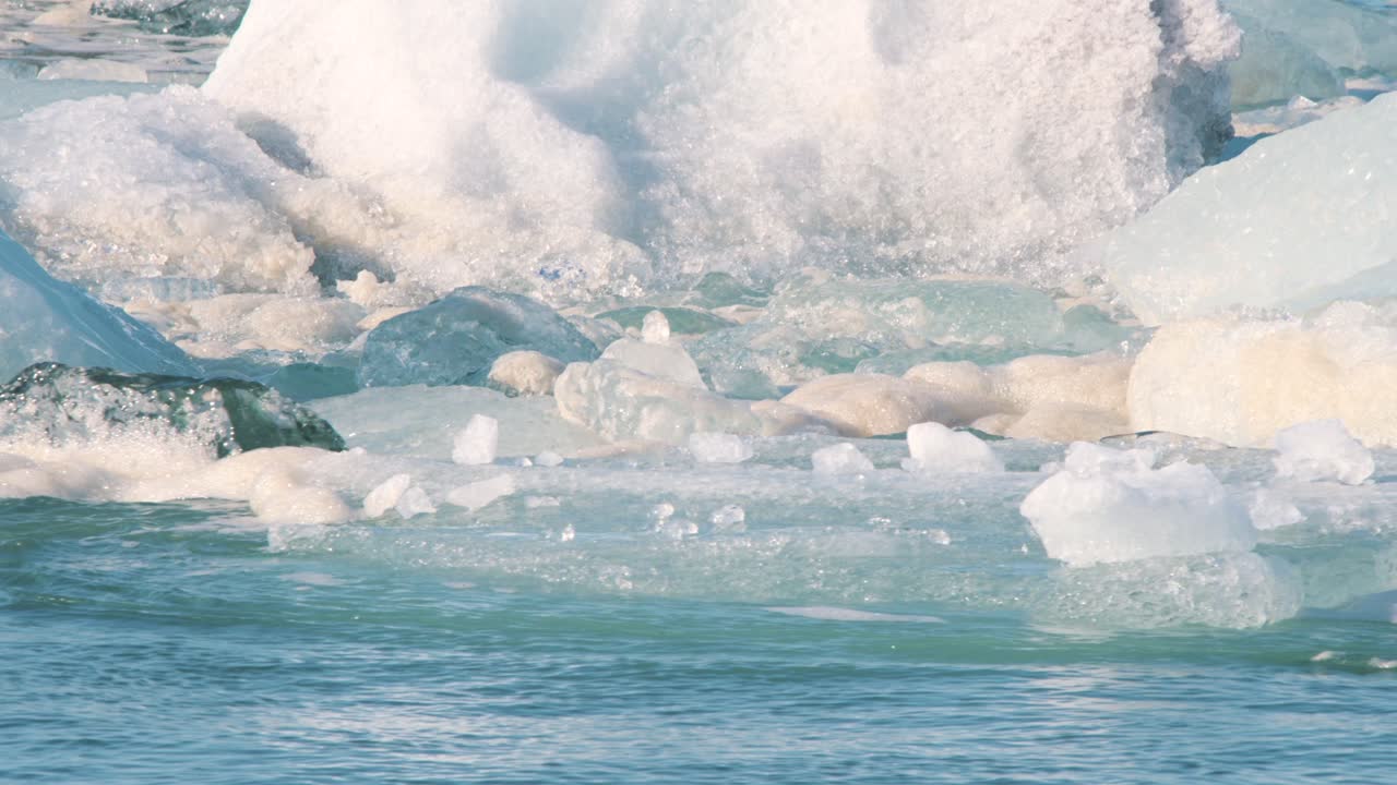 떠다니는 얼음 바닥과 강한 바 ⁇ 물 흐름에서 떠다니는 빙산