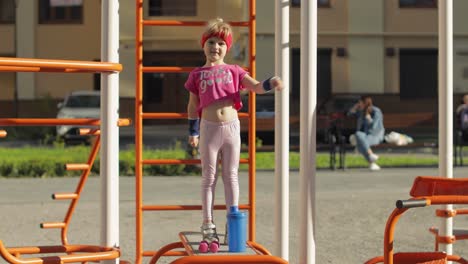 Niña-Linda-En-Ropa-Deportiva-Haciendo-Ejercicios-De-Gimnasta-En-El-Patio-De-Recreo.-Entrenamiento-Para-Niños