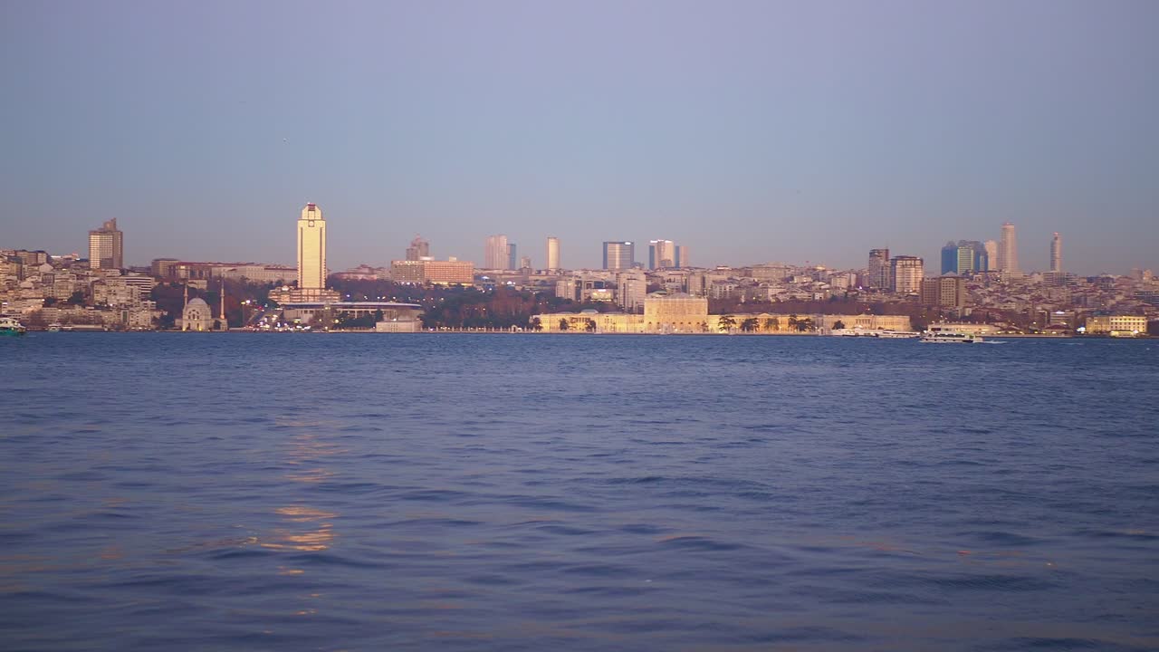 el horizonte de la ciudad de estambul al atardecer desde el agua