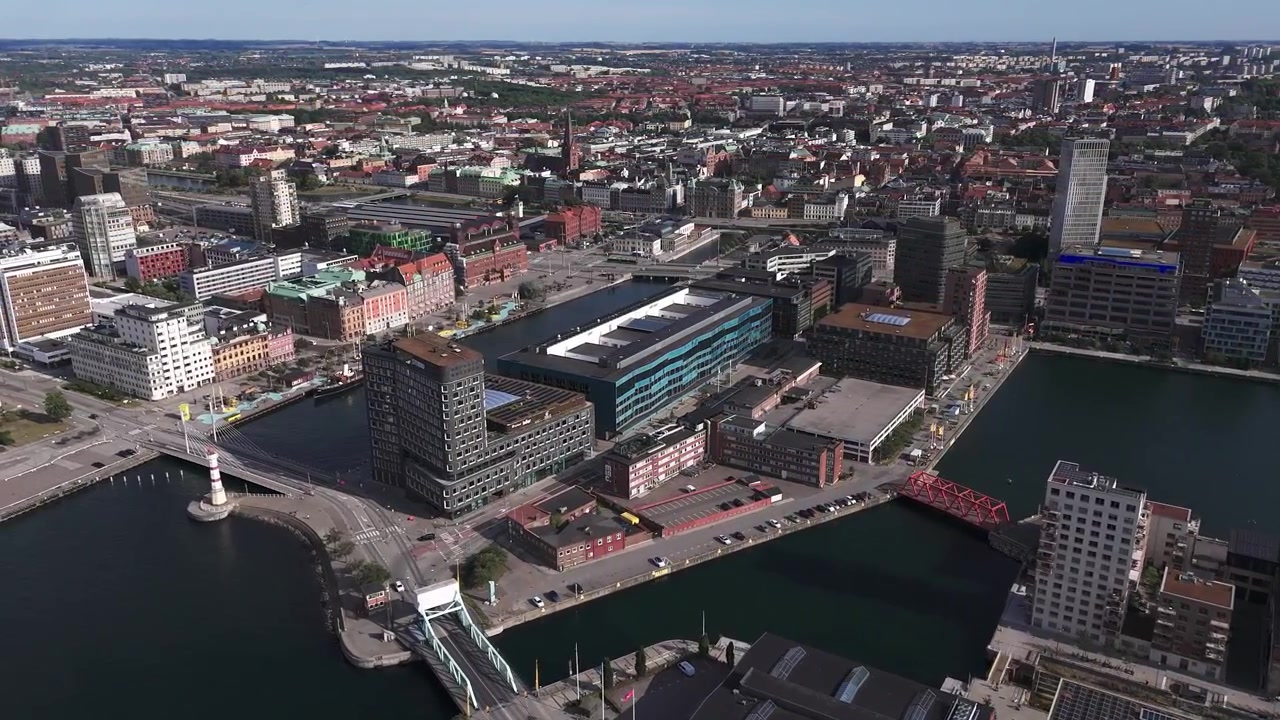 Sorvolo del porto di Malmö, Svezia, con vista sugli edifici caratteristici in estate