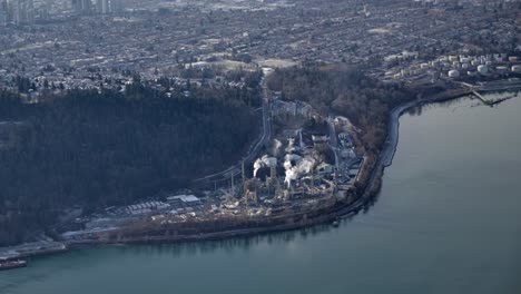 Refinería-De-Petróleo-De-Refinación-De-Zonas-Verdes-En-Burnaby,-Vista-Aérea-De-BC