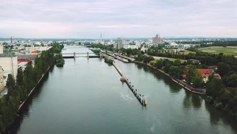 Fliegen-über-Den-Fluss-In-Frankfurt-Am-Main,-Deutschland