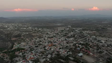 vista panorámica del pueblo mágico cerca del monolito de peña de bernal durante la puesta de sol en san sebastián bernal, querétaro, méxico