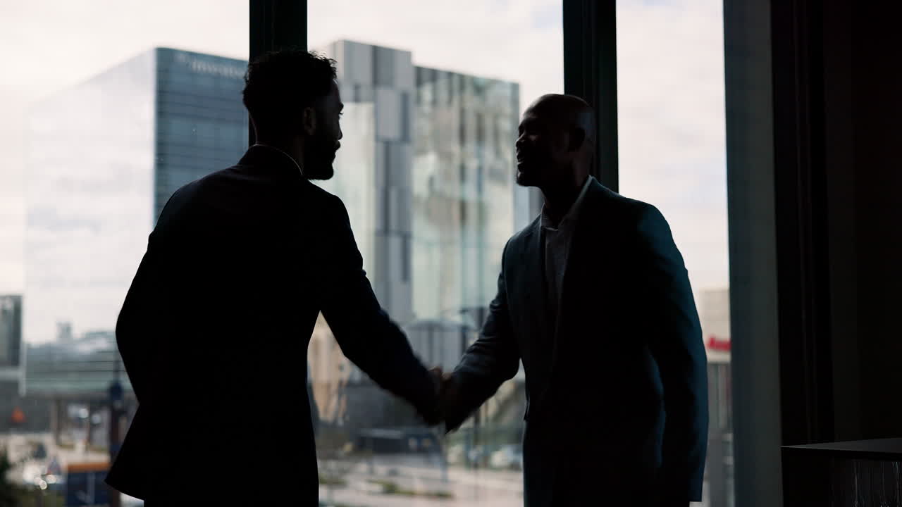 Uomini d'affari che si stringono la mano in ufficio