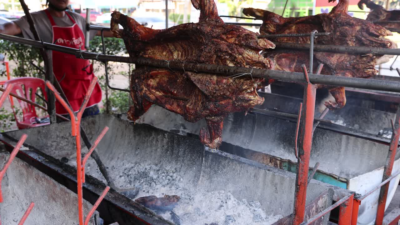 cuadros secuenciales de pollos asados en una rostera