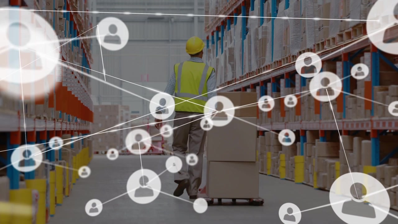 Animazione di una rete di connessioni con icone sopra un lavoratore caucasico in un magazzino