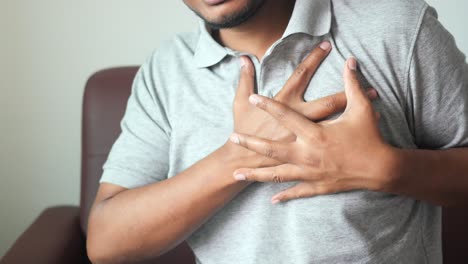 hombre que experimenta dolor en el pecho: signos y síntomas de un ataque cardíaco