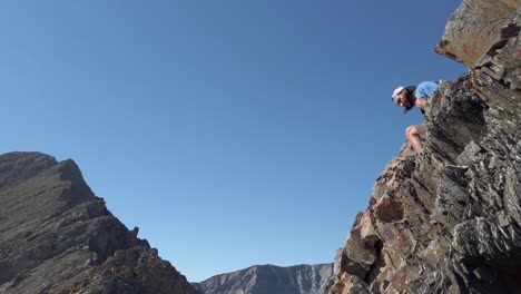 alpinista descendo cuidadosamente a montanha rochosa câmera lenta de baixo ângulo kananaskis alberta canadá