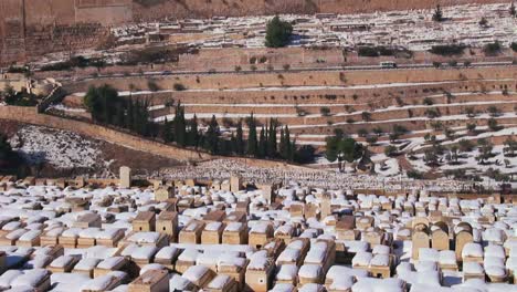 incline hacia arriba para obtener una vista amplia de jerusalén y el monte del templo después de una nevada inusual