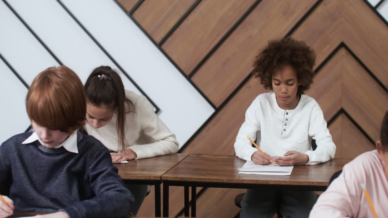 학교에 다니는 학생들