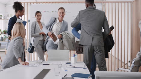 diversas personas de negocios se reúnen con clientes, se dan la mano, colaboran, planean acuerdos de asociación en el espacio de trabajo de la oficina de inicio.