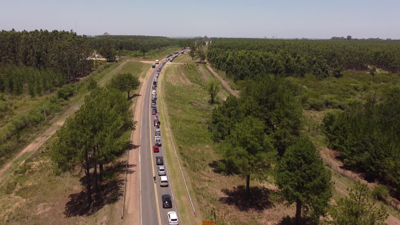 atasco de tráfico a lo largo del paisaje rural distante, frontera gualeguachu-fray bentos, argentina