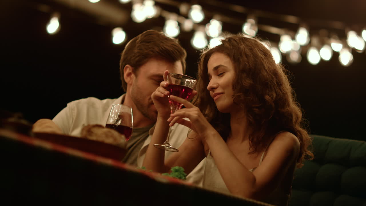 로맨틱 한 데이트 에서 여자 와 유혹 하는 남자. 함께 이야기 하는 즐거운 부부