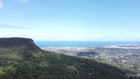 Vista-Panorámica-Desde-La-Cima-De-La-Montaña-Sobre-La-Costa-Y-La-Ciudad