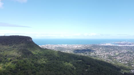 vista panorâmica do topo da montanha sobre o litoral e a cidade