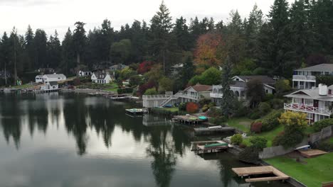 Casas-De-Lujo-Junto-A-La-Orilla-Con-Embarcadero-De-Madera-En-Lakewood,-Washington,-Estados-Unidos