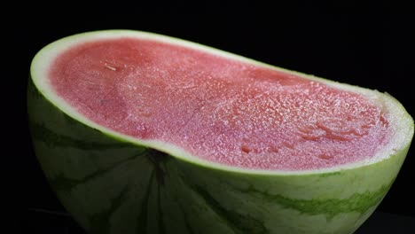 frutas de sandía girando sobre un fondo negro