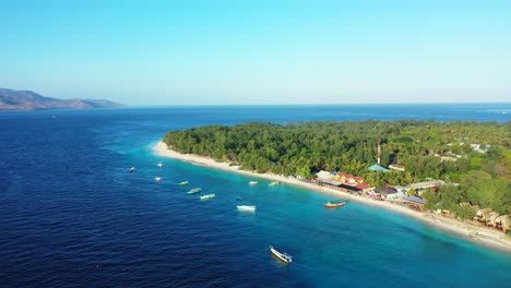 Idyllisches-Urlaubstor-Der-Indonesischen-Küste-Mit-Langen-Weißen-Stränden,-Umspült-Von-Ruhigem,-Klarem-Wasser-Der-Türkisfarbenen-Lagune-Inmitten-Der-Tiefblauen-Andamanensee