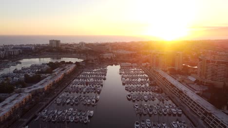 Vista-Aérea-De-Gran-Angular-De-La-Playa-De-Venecia-Y-Marina-Del-Rey-Al-Atardecer-En-La