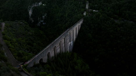 Vista-Aérea-De-Ponte-Delle-Torri---Puente-Arqueado-En-Spoleto,-Italia---Tiro-De-Drone