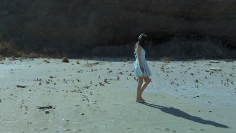 Toma-En-Cámara-Lenta-De-Una-Chica-Guapa-Con-Vestido-Blanco-Caminando-Por-La-Playa-2