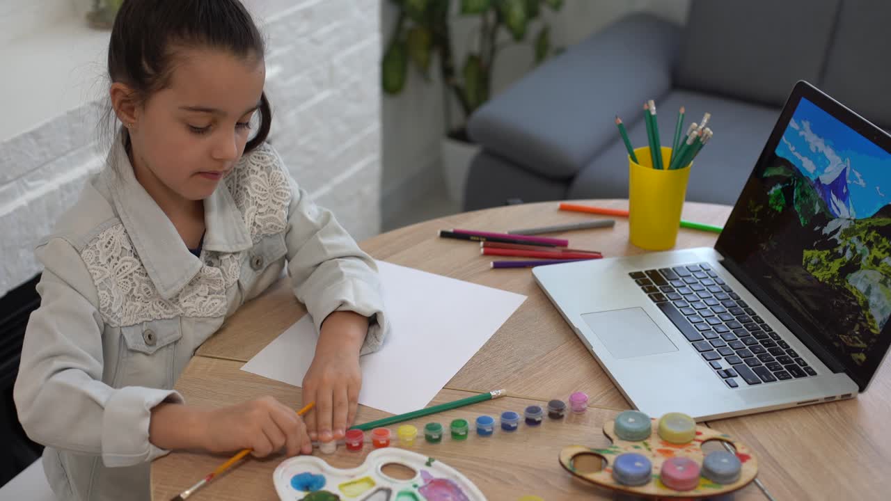 chica joven pasando un tiempo dibujando usando lecciones en línea en computadora portátil. aprendizaje a distancia educación en línea