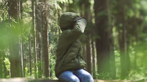 Niño-Solo-En-El-Bosque