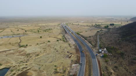 Toma-Aérea-De-Drones-De-Una-Carretera-En-El-Centro-De-India,-Shivpuri,-Gwalior