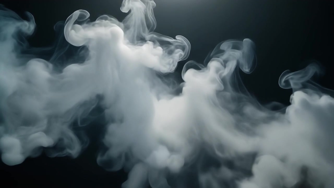 Fumo bianco denso e vorticoso su uno sfondo scuro