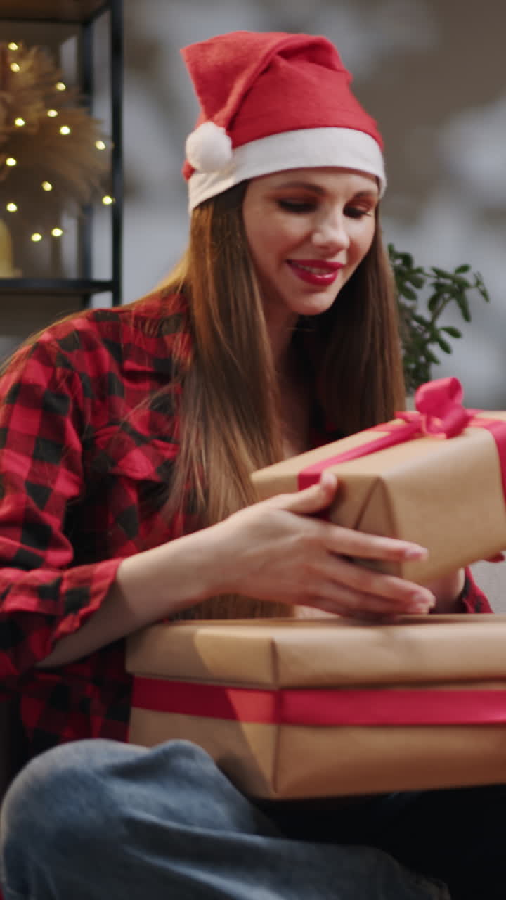 mujer abriendo regalos de navidad