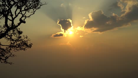 太阳在泰国日落时在云层后面从山上看