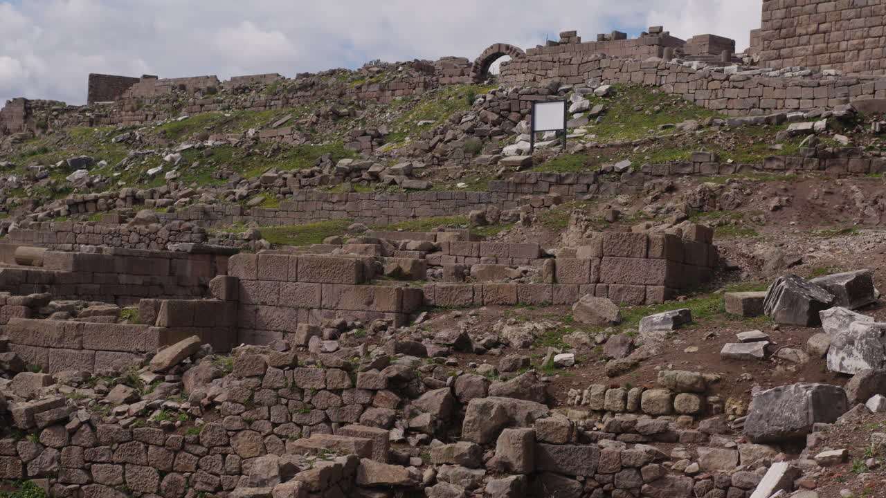 antiguas ruinas a lo largo de una ladera en pérgamo