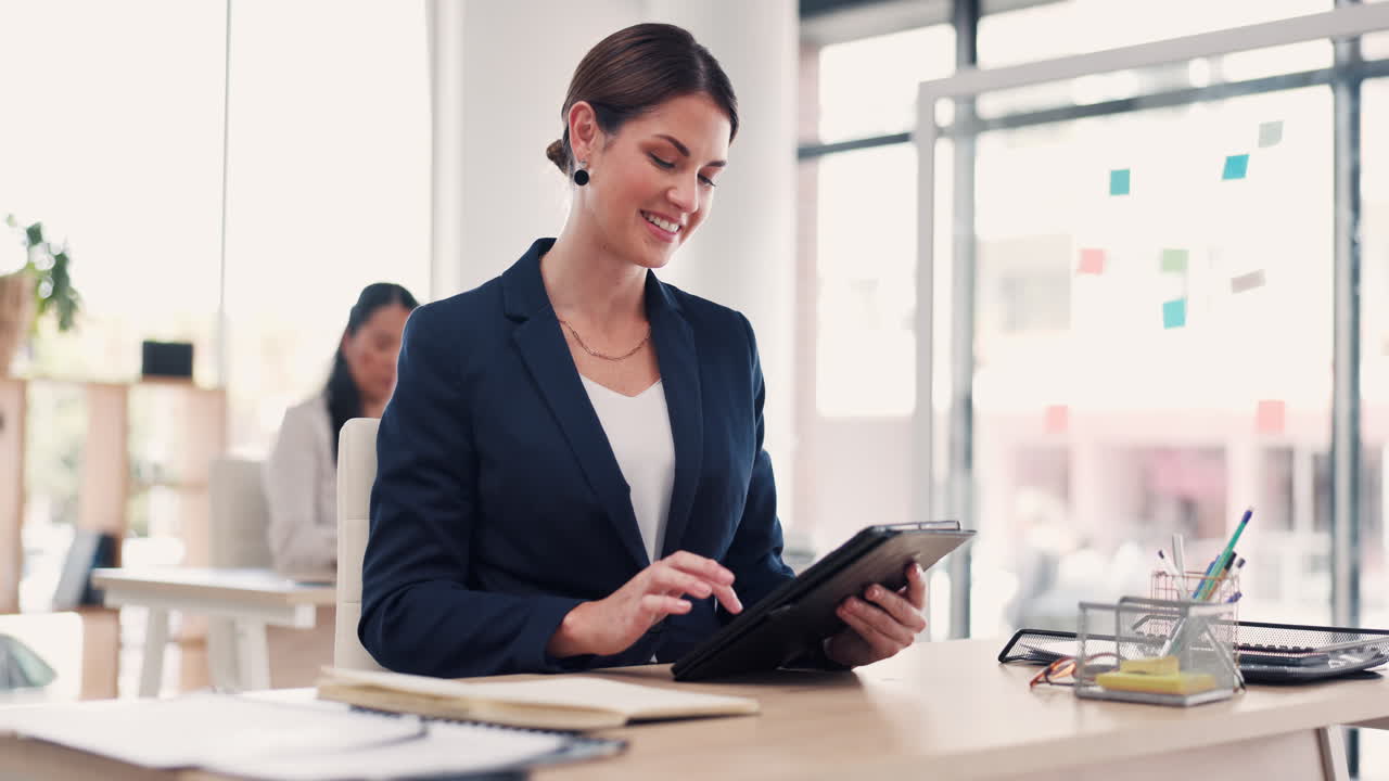 Tableta, oficina y mujer de negocios feliz en el escritorio
