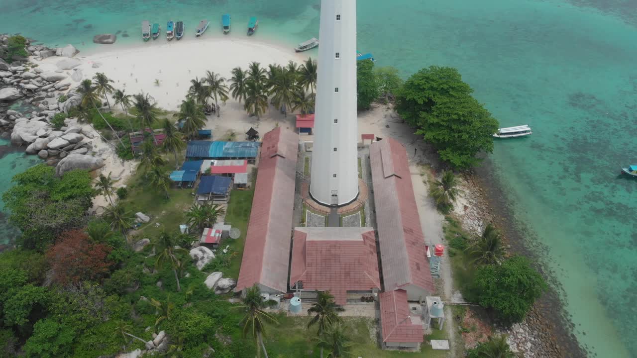 랭쿠아스 섬의 백색 등대, 열대 파란 물, 공중