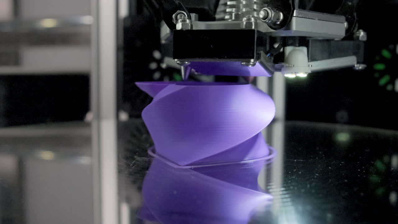 proceso de impresión 3d de un objeto en espiral púrpura