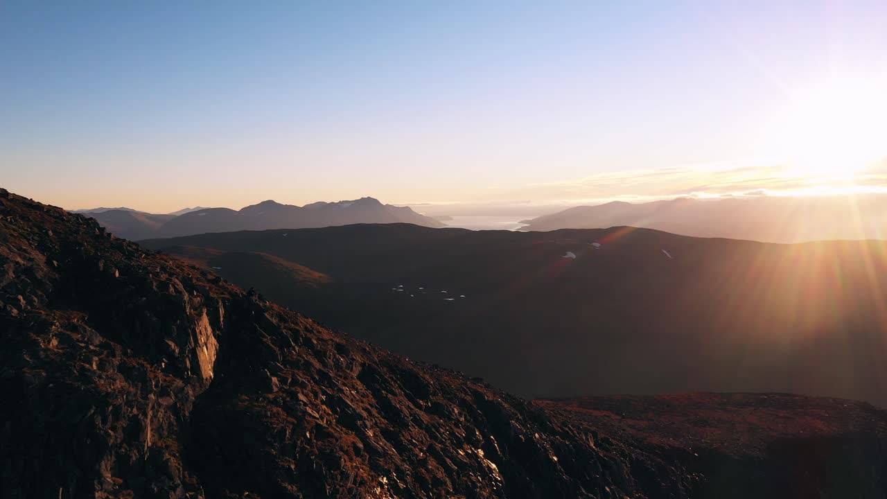 Pôr do sol deslumbrante em Tromsdalstinden, Noruega