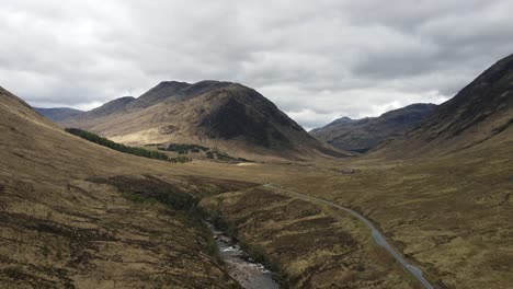 Vista-Aérea-Panorámica-De-Las-Escarpadas-Tierras-Altas-De-Escocia