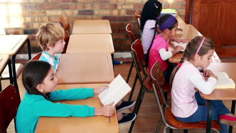 escolares lindos leyendo en su salón de clases