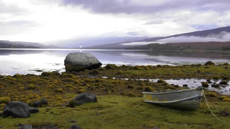 mirando a través de loch eil en escocia en una mañana tranquila y brumosa con luz suave