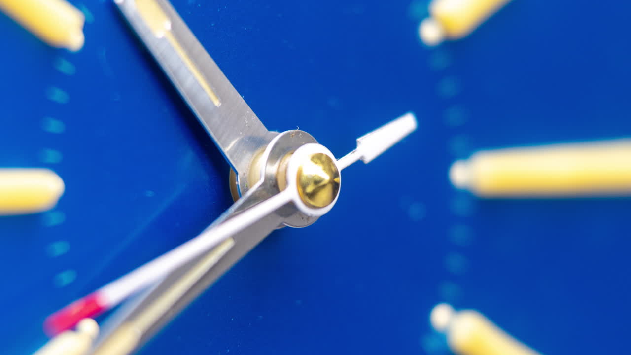 reloj retro azul fresco en movimiento de parada