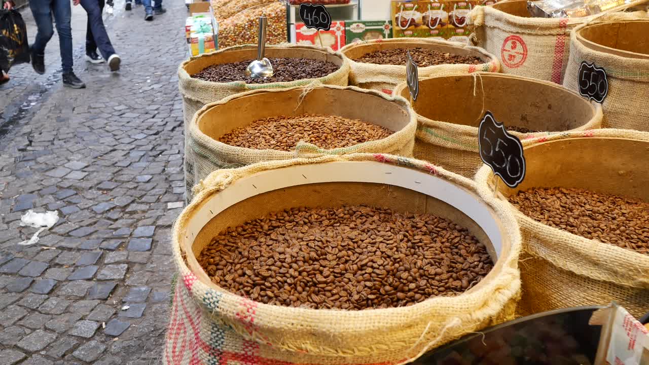 시장에서 판매하는 커피 콩
