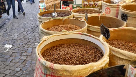 granos de café para la venta en un mercado